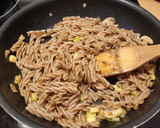 Foto del paso 6 de la receta: Pasta de espelta con verduras y huevos de codorniz