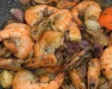 Foto langkah ke 2 dari resep Buttery Garlic Herb Prawn.