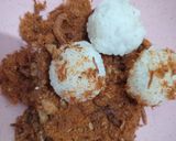 Foto langkah ke 3 dari resep Nasi Kepal Abon Instan.