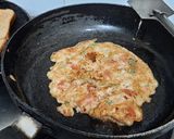 A picture of step 4 of Schezwan chutney brown Bread 🍞 tomato 🍅 onion omellete.