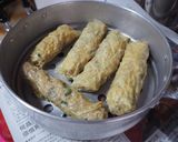 A picture of step 4 of Pork Prawn Meat Roll.