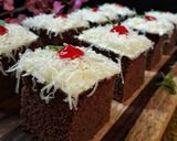 Foto langkah ke 7 dari resep Sponge Cake Coklat Potong.