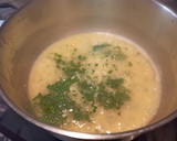 Foto del paso 3 de la receta: Salmón en salsa verde con guarnición de patatas y espárragos