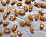 A picture of step 4 of Honey sesame almonds.