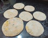 A picture of step 4 of Methi paneer mini parata.