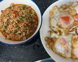 รูปขั้นตอนการทำที่ 5 ของ กะเพราหมูสับ+เนื้อสับผัดแห้ง เผ็ดร้อน 🔥🌶
