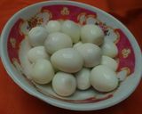 Foto langkah ke 1 dari resep Tumis Telur Puyuh Asem Manis.