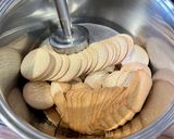 Foto del passaggio 2 della ricetta 105 • Salame al cioccolato a cuore ❤️ (senza uova)