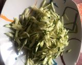 Foto del passaggio 1 della ricetta Rotolo di frittata di zucchine ripiena