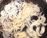 Foto del paso 1 de la receta: Hojaldre navideño con queso, confitura y cebolla caramelizada