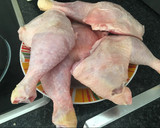 Foto del paso 1 de la receta: Sobremuslos de pollo con setas, salsa de curry y coco