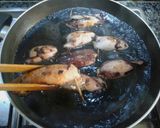 Foto del paso 13 de la receta Calamares relleno de gambas, jamón y verduras en su tinta