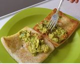 Foto langkah ke 7 dari resep Avocado toast mix Guacamole.