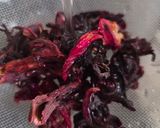 Foto del paso 1 de la receta: Infusión en frío de flor de hibiscus 🌺 Infusión helada de flor de Jamaica con chía, limón y sal 🌊