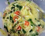 Foto langkah ke 4 dari resep Telur Dadar Sayur Pedas.