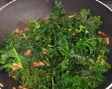Foto del paso 3 de la receta: Kale con champiñones, piñones y otras cosas!