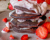 Foto del paso 2 de la receta: Tortitas de algarroba con fresas