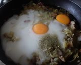 Foto del paso 4 de la receta: Tarta de Cebollas y tocineta con base de pan de molde a la "Nata" 🥧🍳🥓🍞🌰🌰🌰🍞🥓🍳🥧