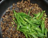 A picture of step 4 of Sugar Snaps Stir Fried with Mince and Fermented Black Beans.