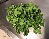 Une image de l'étape 1 de Sauce verte au persil et moutarde douce.