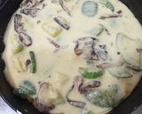 Foto del paso 2 de la receta: Tortilla de zapallitos y cebolla caramelizada sin huevos