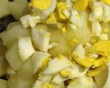 Foto del paso 3 de la receta: Ensalada de huevo arróz y papas! Fácil♡