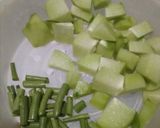 Foto langkah ke 2 dari resep Sayur Bening Labu Buncis Putren.