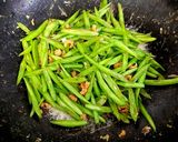 Hình bước làm 2 của món Đậu cô ve xào tôm khô