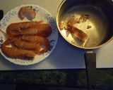 Foto del paso 4 de la receta: Filetes de merluza con gambones en salsa marinera
