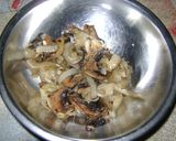 Foto del paso 3 de la receta: Flores de sardinas con hongos salteados