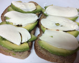 Foto del paso 3 de la receta: Tostas de mozzarella, aguacate, salmón y tomate deshidratado
