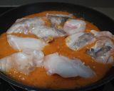 Foto del paso 3 de la receta: Bacalao skrei en salsa de tomate