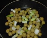 Foto del paso 2 de la receta: Garbanzos fritos con ajetes
