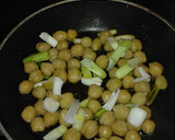 Foto del paso 2 de la receta: Garbanzos fritos con ajetes