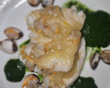 Foto del paso 5 de la receta: Merluza con salsa de berberechos y culis de espinacas con espuma