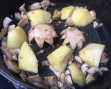 Foto del paso 3 de la receta: Contramuslos de Pollo con verdura, champiñones y manzana al horno