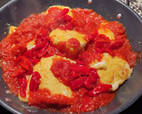 Foto del paso 5 de la receta: Bacalao rebozado con tomate y pimientos asados