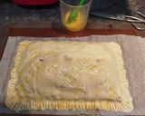 Foto del paso 7 de la receta: Empanada de pollo con bacon, pasas y queso