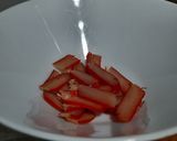 Foto del paso 1 de la receta: Ensalada de tomate con cebolla, alficoz y hueva de merluza salada