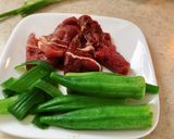 Hình bước làm 1 của món Thịt bò cuộn đậu bắp