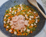 Foto del paso 4 de la receta: Arroz frito con curry y gambas