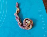 Foto del passaggio 7 della ricetta Pane alle rose con barbabietola e olio evo