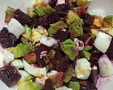 Foto del paso 3 de la receta: Ensalada de remolacha (betarraga), palta y huevo