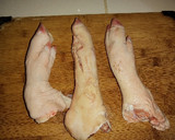 Foto del paso 1 de la receta: Paticas o manitas de cerdo con zanahoria
