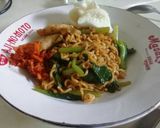 Foto langkah ke 5 dari resep Indomie goreng pedas.