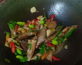 Foto langkah ke 3 dari resep Tumis Tongkol Pete Pedas.