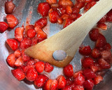Foto del paso 1 de la receta: Tarta de ruibarbo y frutos rojos con base de galletas lotus