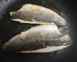 Foto del paso 2 de la receta: Lubina a la plancha con hierbas aromáticas 🌿