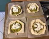 Une image de l'étape 9 de Feuilletés chèvre poireaux, salade de jeunes pousses.