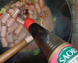 Foto langkah ke 2 dari resep Sosis Pedas Asam Manis.